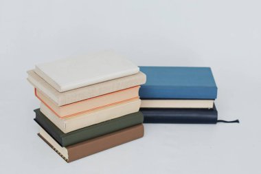 Beyaz arkaplan üzerine kitap yığını