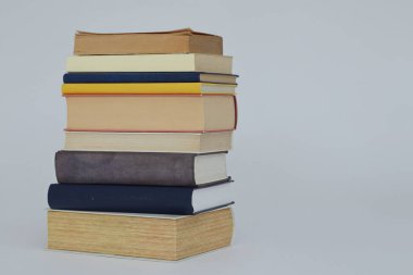 Beyaz arkaplan üzerine kitap yığını