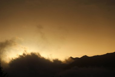 Dağlarda güzel bir gün batımı