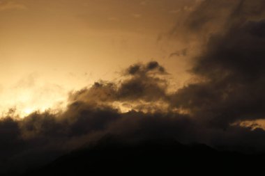 Dağlarda gün batımı