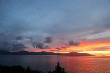 Denizin üzerinde güzel bir gün batımı