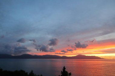 Denizin üzerinde güzel bir gün batımı