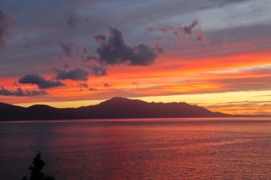 Dağların üzerinden gün batımı. Güneş denizi dağlarda gün batımıdır. Dağda güzel bir gün batımı