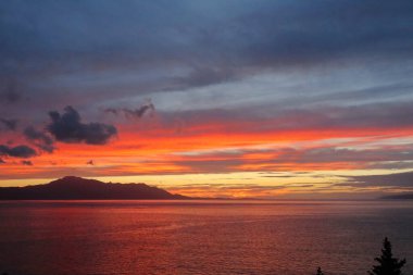 Gölün üzerinde güzel bir gün batımı