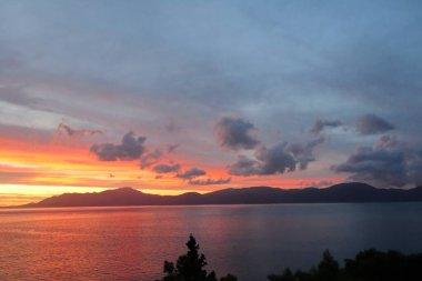 Denizin üzerinde güzel bir gün batımı