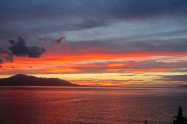 Denizin üzerinde güzel bir gün batımı