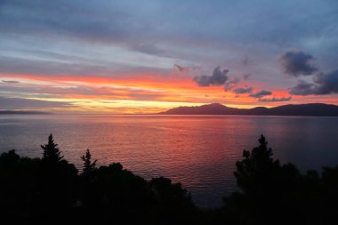 Denizin üzerinde güzel bir gün batımı