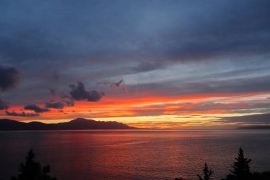 Güneş güzel bir akşam ışığında denizin üzerinde batıyor.