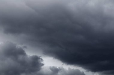 Gökyüzünde kara fırtına bulutları.