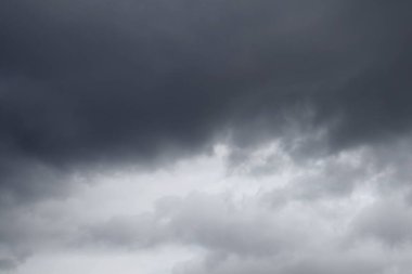 Fırtınadan önce kara bulutlar