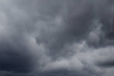 Yağmurda kara fırtına bulutları