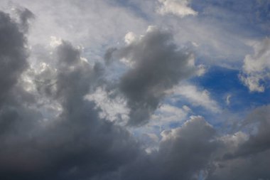 Arkaplanda kara bulutlar ve gökyüzü