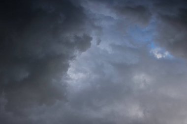 Kara fırtına bulutları ve yağmur bulutları.