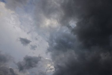 Gökyüzündeki kara bulutlar