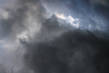 Karanlık bir gökyüzünde kara bulutlar.