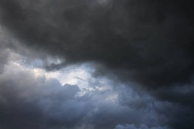 Kara dramatik gökyüzü ve yağmur bulutları.