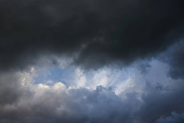 Kara fırtına bulutları, yağmur bulutları arka plan