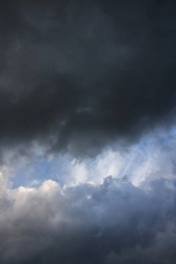 Gün batımında dramatik fırtına bulutları, karanlık gökyüzü