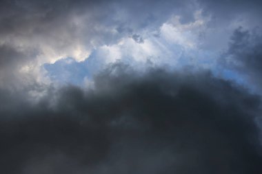 Gökyüzünde kara fırtına bulutları