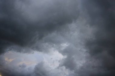 koyu dramatik fırtına bulutları arka plan