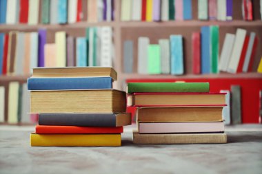 Kütüphanedeki kitap yığını