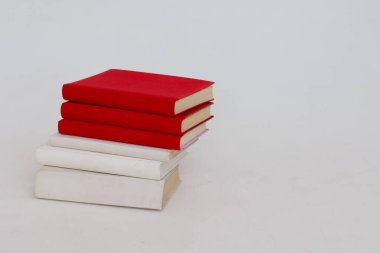 izole kitap yığını