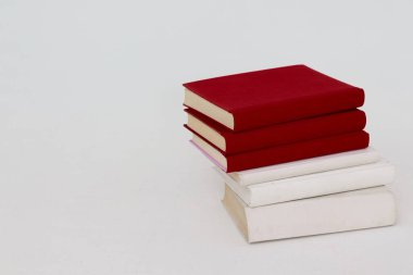 Beyaz arkaplan üzerine kitap yığını
