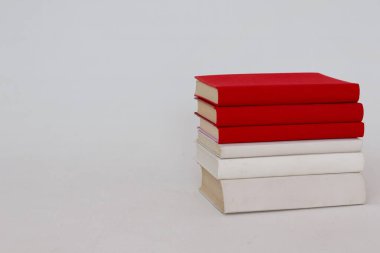 Beyaz arkaplan üzerine kitap yığını