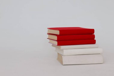Beyaz arkaplan üzerine kitap yığını
