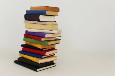 Beyaz arkaplan üzerine kitap yığını
