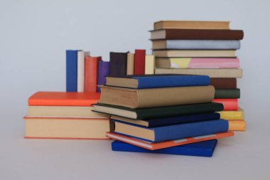 Beyaz arkaplan üzerine kitap yığını