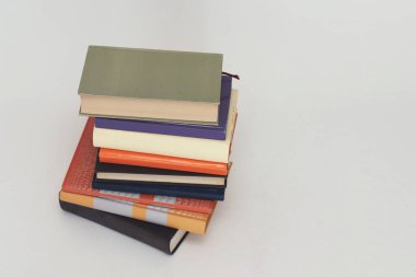 Beyaz arkaplan üzerine kitap yığını