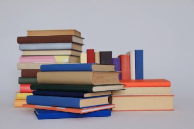 Beyaz arkaplan üzerine kitap yığını.