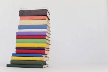 Beyaz arkaplan üzerine kitap yığını