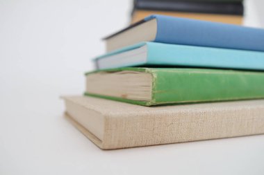 Ahşap zemin üzerine kitap yığını