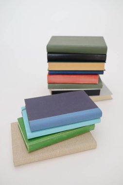 Beyaz arkaplanda izole kitap yığını.