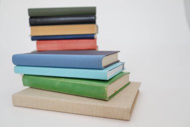 Beyaz arka planda kitap yığını