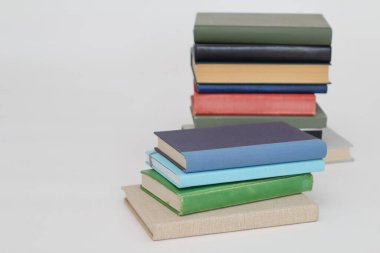 Beyaz arkaplanda bir yığın kitap.
