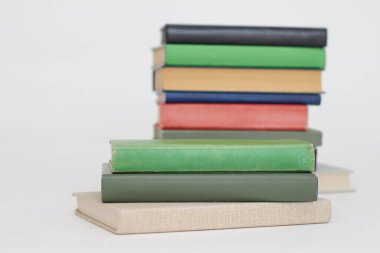 Masada yığınla kitap var.