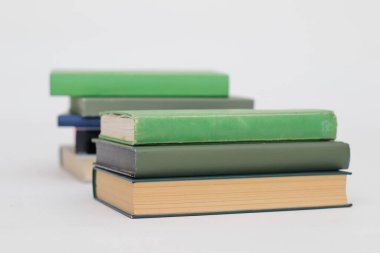 Beyaz arkaplan üzerine kitap yığını