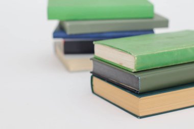 Kitaplar masanın üstünde.