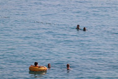 Makarska, Hırvatistan, 10.11.2023. Plaj ve insanlar yazın plajda..