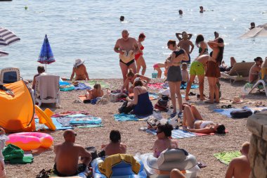 Makarska, Hırvatistan, 10.11.2023. Plaj ve insanlar yazın plajda..