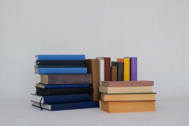 Beyaz arka planda bir yığın kitap. Yüksek kalite fotoğraf