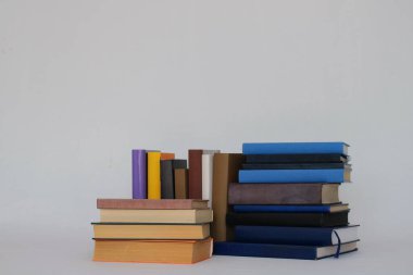 Beyaz arkaplan üzerine kitap yığını