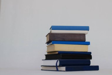 Beyaz arkaplanda izole kitap yığını.