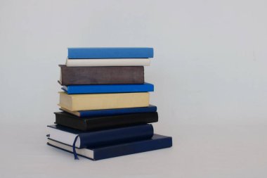 Beyaz arkaplan üzerine kitap yığını