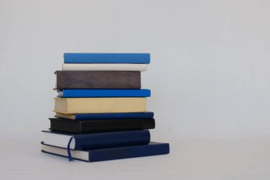 yığın kitap beyaz zemin üzerine.