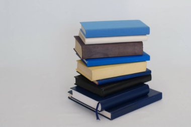 Beyaz arkaplan üzerine kitap yığını