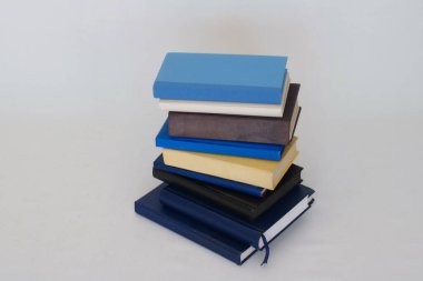 Beyaz arkaplan üzerine kitap yığını